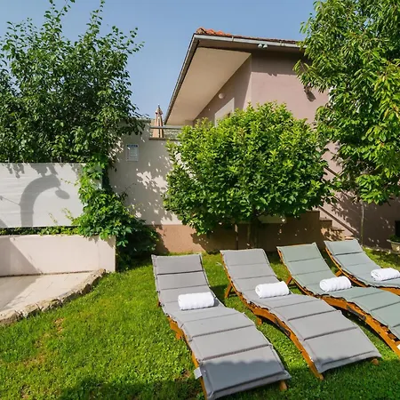 Three-bedroom In Srinjine