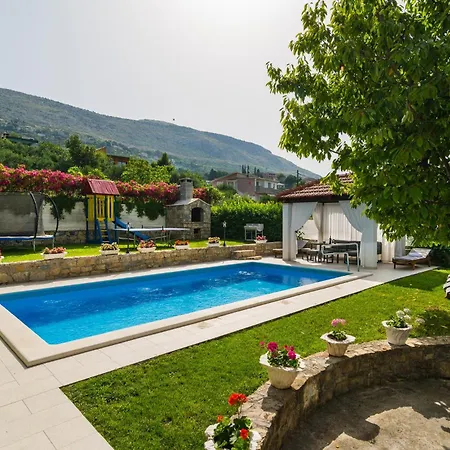 Three-bedroom In Srinjine