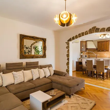 Apartament Three-bedroom In Srinjine