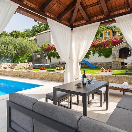 Three-bedroom In Apartament Srinjine