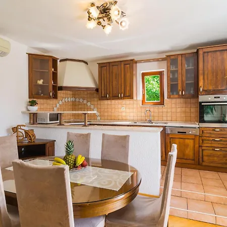 Apartment Cozy In With Kitchen Srinjine
